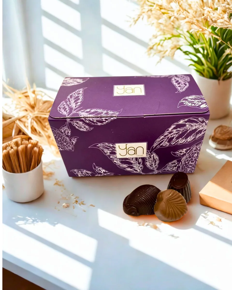 Boîte à chocolats 500 g Yan chocolatier, violet illustré, avec chocolats