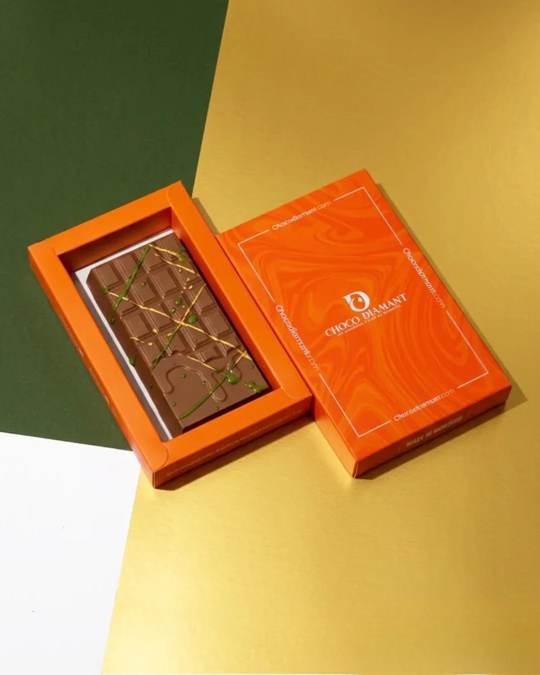 Étui orange Choco Diamant ouvert avec une tablette
