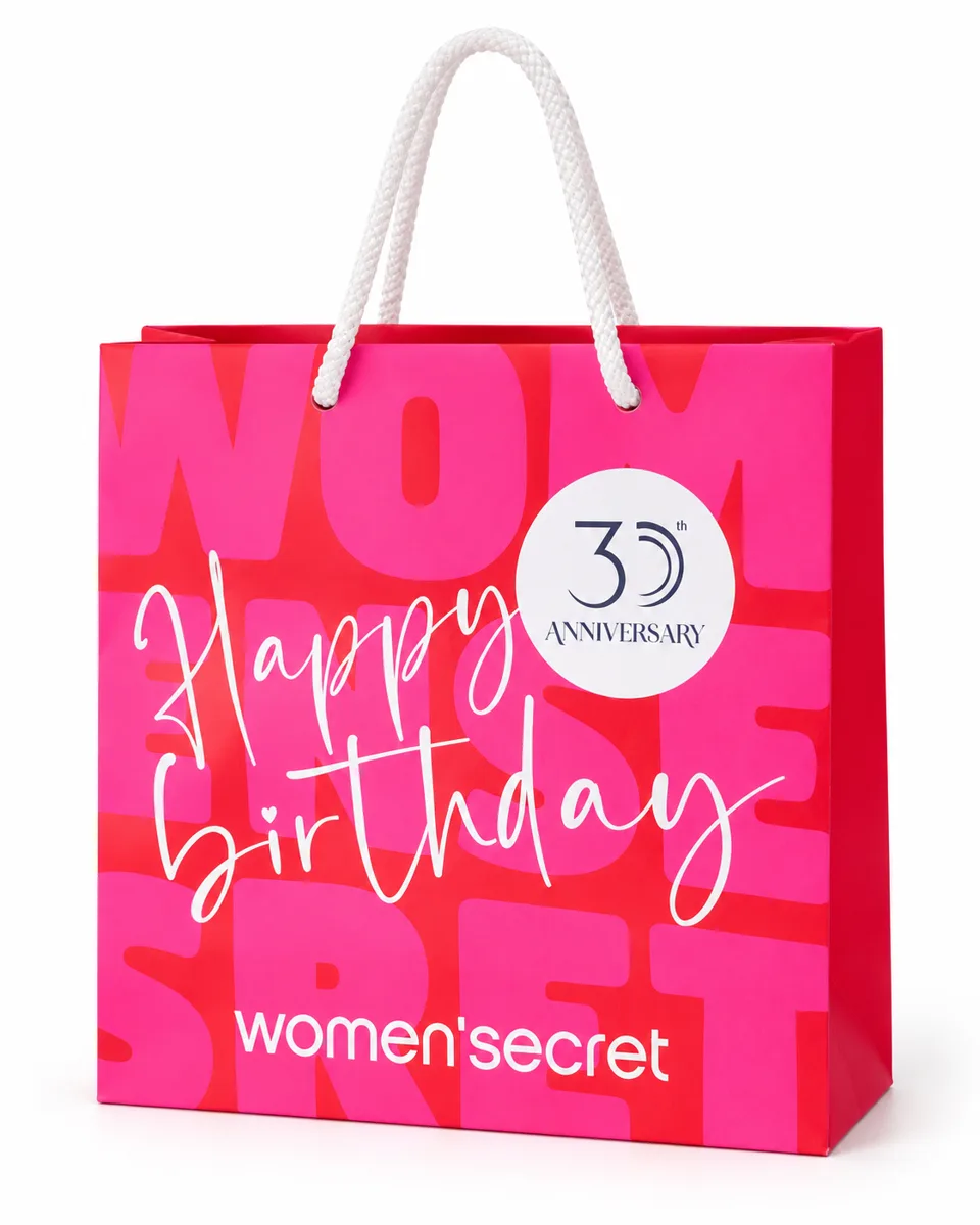 كيس ورقي وردي women’secret Happy Birthday من زاوية جانبية